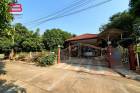 บ้านเดี่ยวพร้อมเรือนรับรอง 2 ชั้น หลังมุม โครงการ ชวนชื่น กอล์ฟ อเวนิว เนื้อที่ 195.4 ตรว. มี 6 ห้องนอน 4 ห้องน้ำ ถนนกรุงเทพฯ-ปทุมฯ อ.เมือง จ.ปทุมธานี
