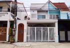 ขายบ้านแฝด หมู่บ้านฉัตรหลวง ซอยราษฎร์อุทิศ 54 เนื้อที่ 23 ตร.ว. แต่งสวย พร้อมอยู่
