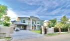 ขายคฤหาสน์หรูสไตล์ยุโรป ขนาด 182 ตรว. ตกแต่ง Modern Luxury ในหมู่บ้านพฤกษ์ภิรมย์ ราชพฤกษ์ หน้าบ้านไม่ชนบ้านอื่น  ที่ตั้ง ถนนราชพฤกษ์-รัตนาธิเบศร์ จังหวัดนนทบุรี  รายละเอียดบ้าน • บ้านเดี่ยว 2 ชั้น • ข