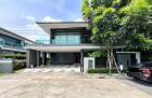 For rent 2-storey single house, Setthasiri, Krungthep Kreetha Area 85 sq.w. Usable area 318 sq.m. 4 bedrooms, 5 bathrooms 3 parking spaces in the house 1 living room downstairs, 1 multipurpose area up