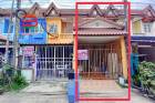 ทาวน์เฮาส์ หมู่บ้านฉัตรณรงค์ วิลล่า 5 เนื้อที่ 16 ตร.ว (สามแยกไฟแดง ถนนเส้นปท. 3004) ตำบลบึงคำพร้อย อำเภอลำลูกกา ปทุมธานี