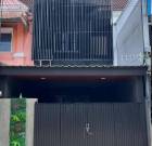 ขายหรือให้เช่า ทาวน์เฮ้าส์ในเมืองรีโนเวทใหม่ สไตล์โมเดิร์น 